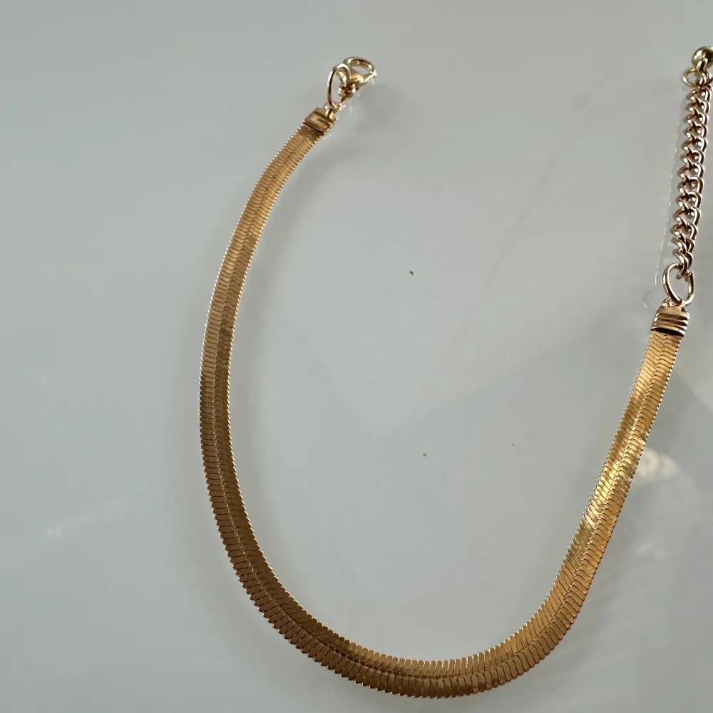 Det perfekta basarmbandet som alla borde ha i sin smyckesgarderob. Matchar perfekt med snake chain halsbandet i denna kollektion.  Ej rostfritt. Är så fin och glittrar ✨ 😻. Accessoarer.