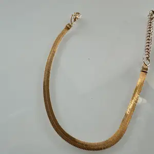 Det perfekta basarmbandet som alla borde ha i sin smyckesgarderob. Matchar perfekt med snake chain halsbandet i denna kollektion.  Ej rostfritt. Är så fin och glittrar ✨ 😻