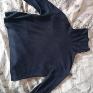 tröja  - säljer denna mörk blåa tröja som till och med täcker halsen, anvönd några gånger men är i ett jätte bra skick!