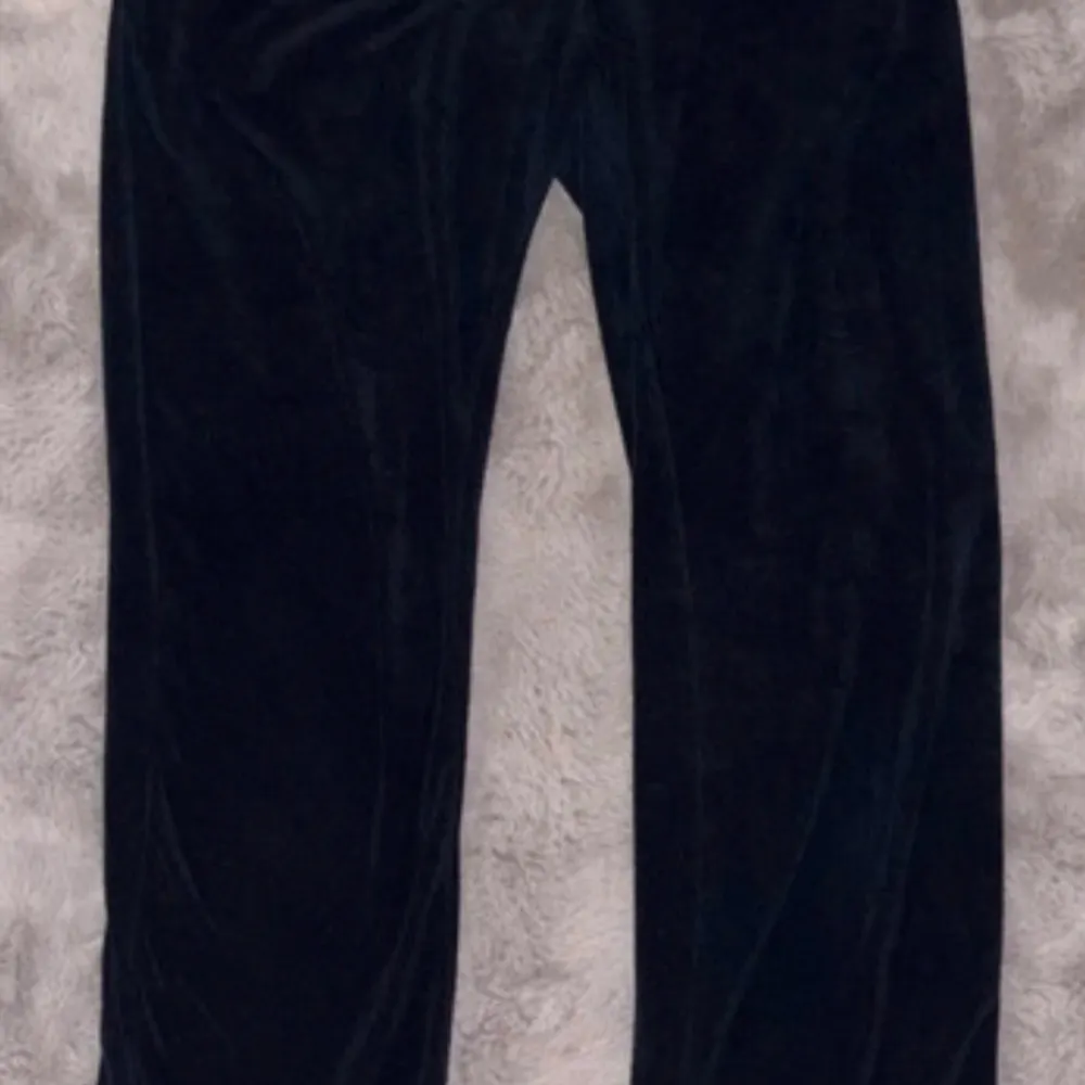 Mörk blåa mjukisbyxor från juicy couture. Detta är modellen som har ett ”handduks” material. Knappt använt. Jeans & Byxor.