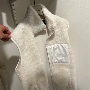 Ullväst - En helt oanvänd ullväst från peak performance  -skick 10/10 Nypris 1200