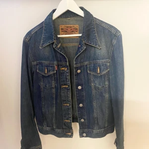 Crocker jeans jacket  - Mörkblå jeansjacka i storlek L (liten i storleken) Inga defekter, skriv vid frågor
