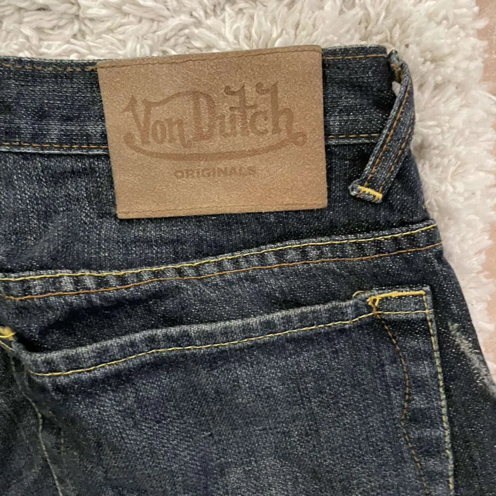 Snygga von dutch jeans i bra kvalite  Passar perfekt i längden för mig som är 172cm  Stl 30  . Jeans & Byxor.