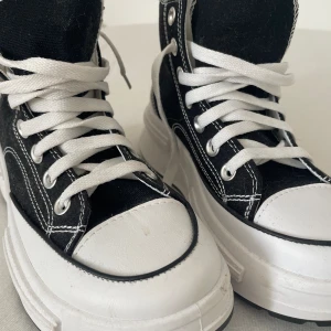 Höga svarta liknande converse - Nästan aldrig använda höga svart vita liknande converse med hjärtan under🤍 storlek 36