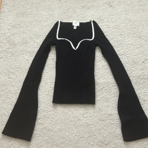 Topp/Tröja H&M - Superfin stickad topp från H&M med utsvängda ärmar, knappt använd! Skriv om ni vill ha fler bilder 🩷