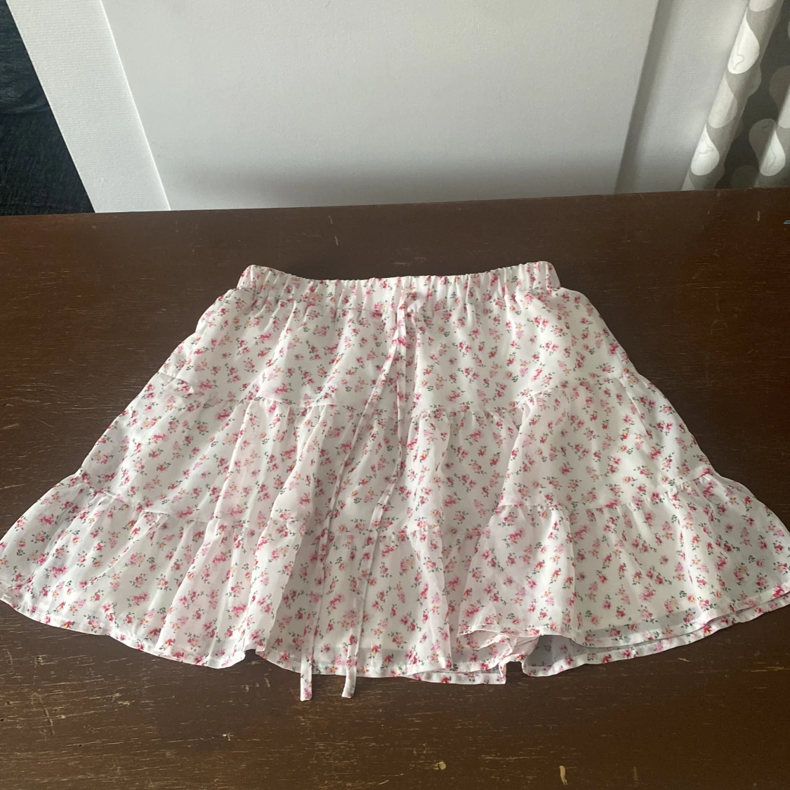 Blommig rosa/vit kjol 