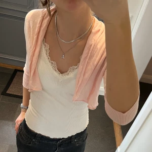 Rosa finstickad bolero  - Rosa finstickad bolero från InWear i storlek S. Fint skick. Använd gärna köp nu! 