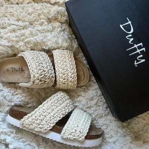 Virkade tofflor ifrån duffy - Säljer mina helt nya tofflor ifårn Duffy då de va förstora!! Har endast använt det lite en gång då jag märkte att de inte passa så kan tyvärr inte skicka tillbaka, även öppen för byten emot storlek 37, köpt för 500kr