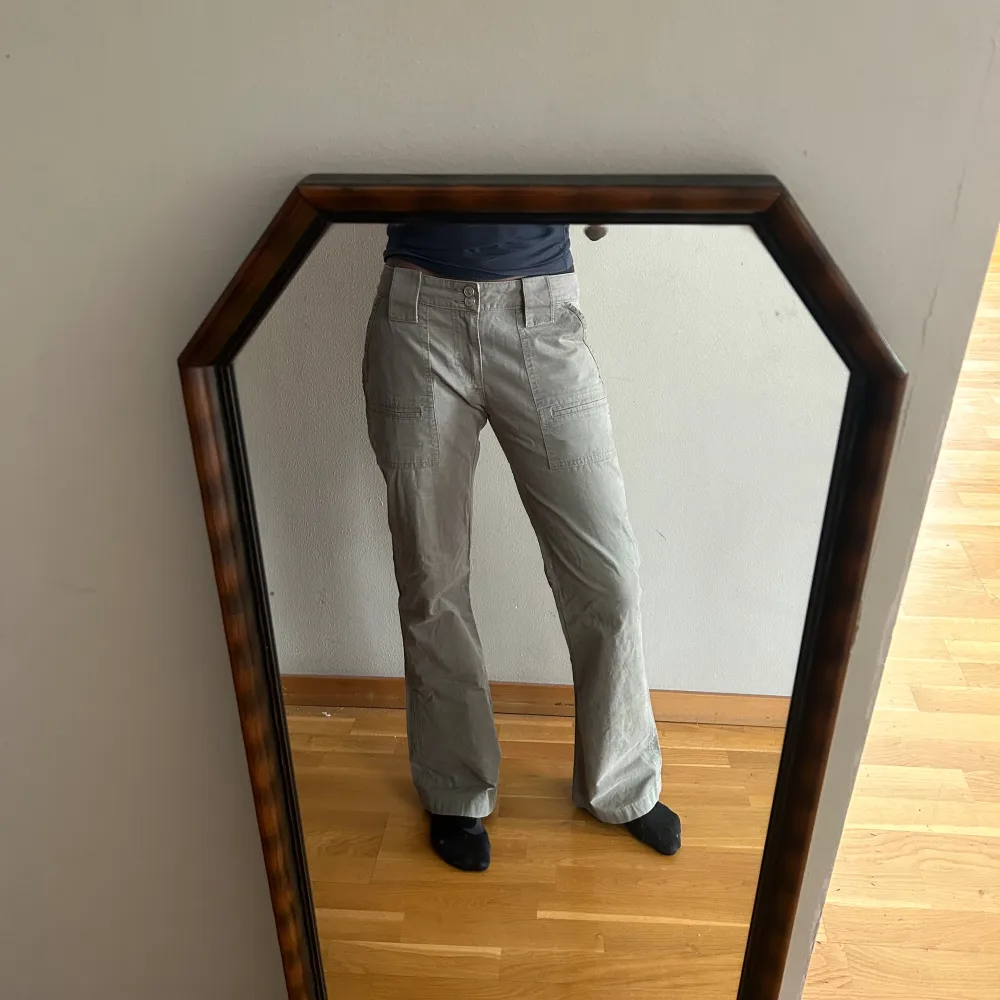 Lågmidjade gröna cargo byxor är för korta för mig som är 168cm . Jeans & Byxor.