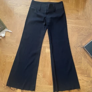 Visa kostymbyxor  - Jättesnygga lågmidjade kostymbyxor. Som är uppsträttade längst ner så att de blir längre. 
