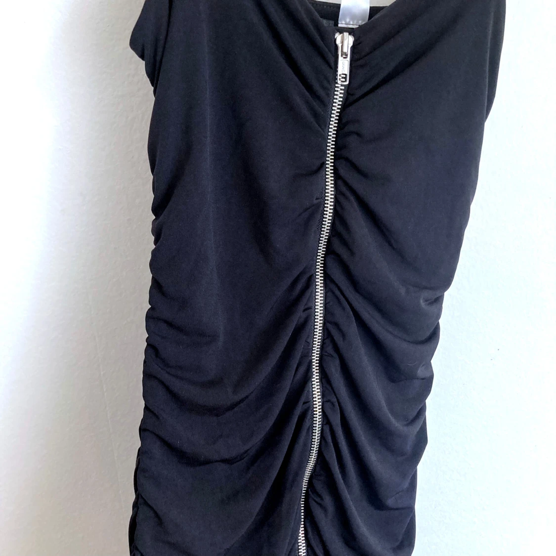 Svart tight miniklänning, stl 34 XS, figurnära, dragkedja, goth, punk, fest, party - 92