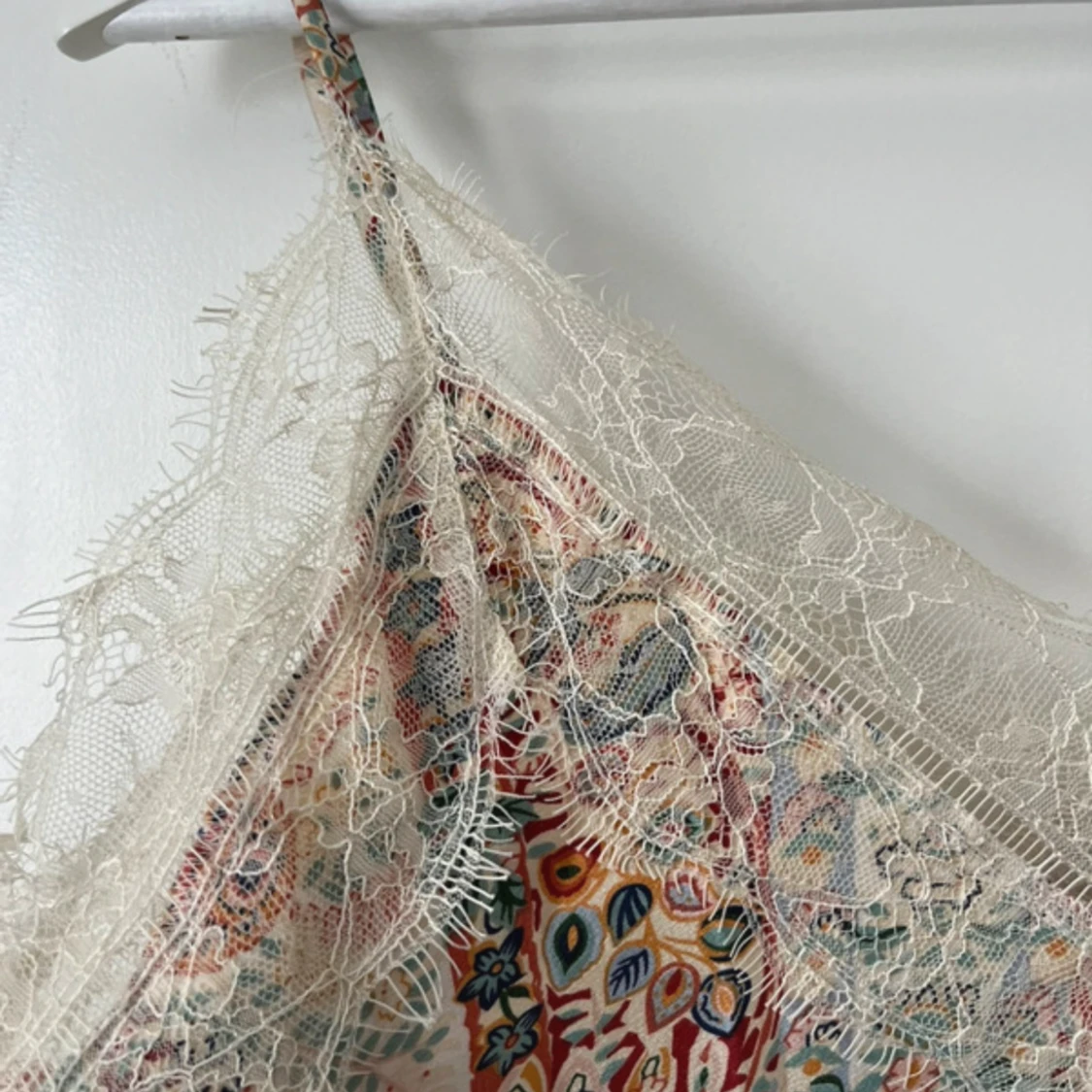 Mönstrat linne med spets - 90