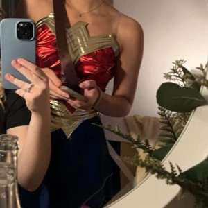Wonder woman - Supersnygg Wonder woman maskeraddräkt!!😍 älskade denna men får ingen mer användning tyvärr, använt 1 gång och är i väldigt bra skick! ALLA DELAR MEDFÖLJER (på sista bilden, förutom skor) Köpt på Temashop för 699kr!!❤️ Har kvar originalförpackningen❤️