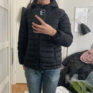 Svart vår/höst jacka - Svart jacka från pull&bear 