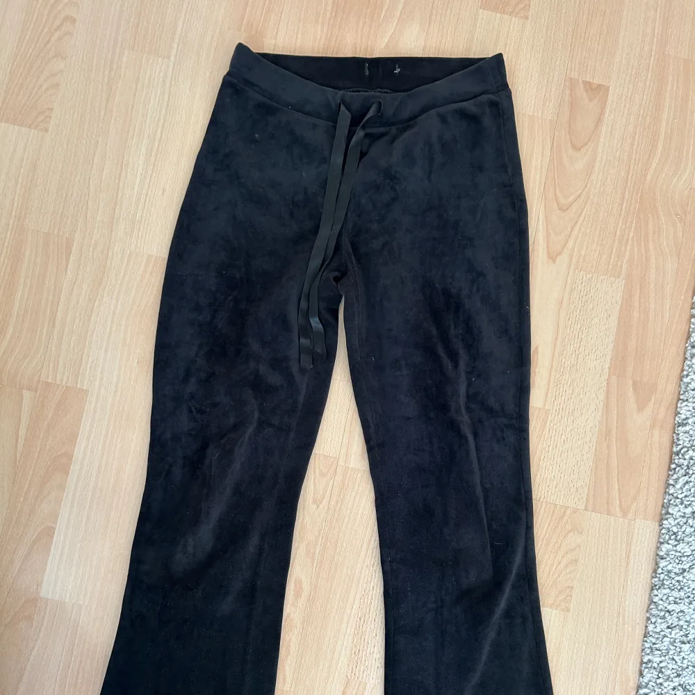 Superfina mjukisbyxor i velour från Lindex💜🌸 I använt skick men inga defekter. Jeans & Byxor.