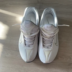 Vita Nike skor vintage  - Svin coola Nike skor köpt på sellpy som ger en vintage vibe ❤️‍🔥❤️‍🔥 aldrig använda av mig!