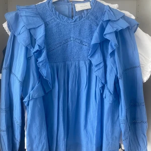 Neo noir blus - Superfin neo noir blus i nyskick i storlek 34! Nypris 740kr💕