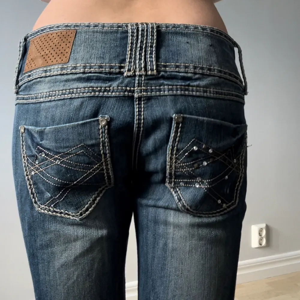 Midjemått tvärsöver 38cm och Innerbenslängd 84cm💓. Jeans & Byxor.