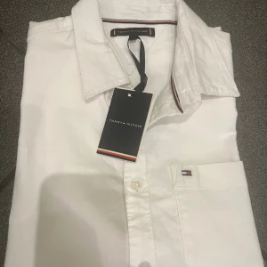Skjorta tröja - Tommy Hilfiger skjorta 152 Tommy Hilfiger college 152 Nina tenniströja 150