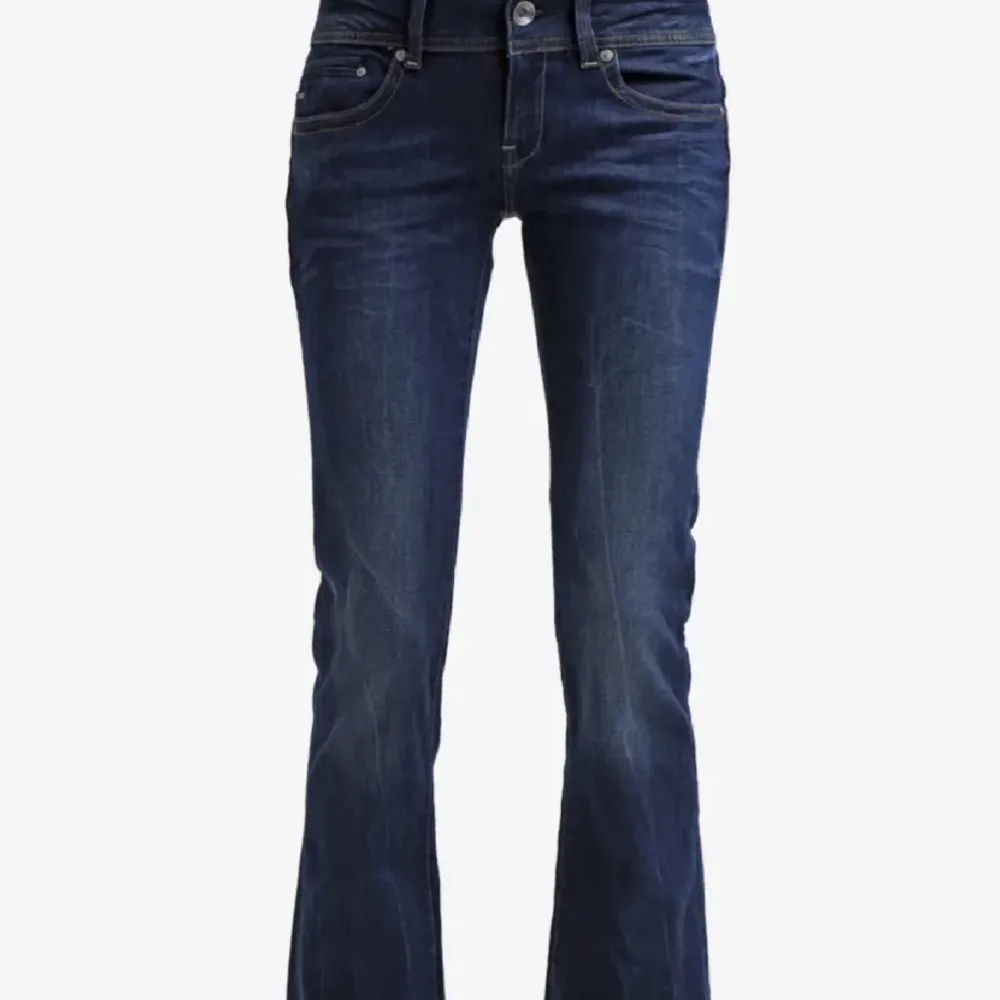 Säljer dessa fina jeans från gstar köpta för 1000kr säljer för 450 exkl frakt❤️ Endast använda fåtal gånger då de är lite förkorta för mig. Är 1,67m som referens 😊 skriv innan du trycker på köp nu🥰. Jeans & Byxor.
