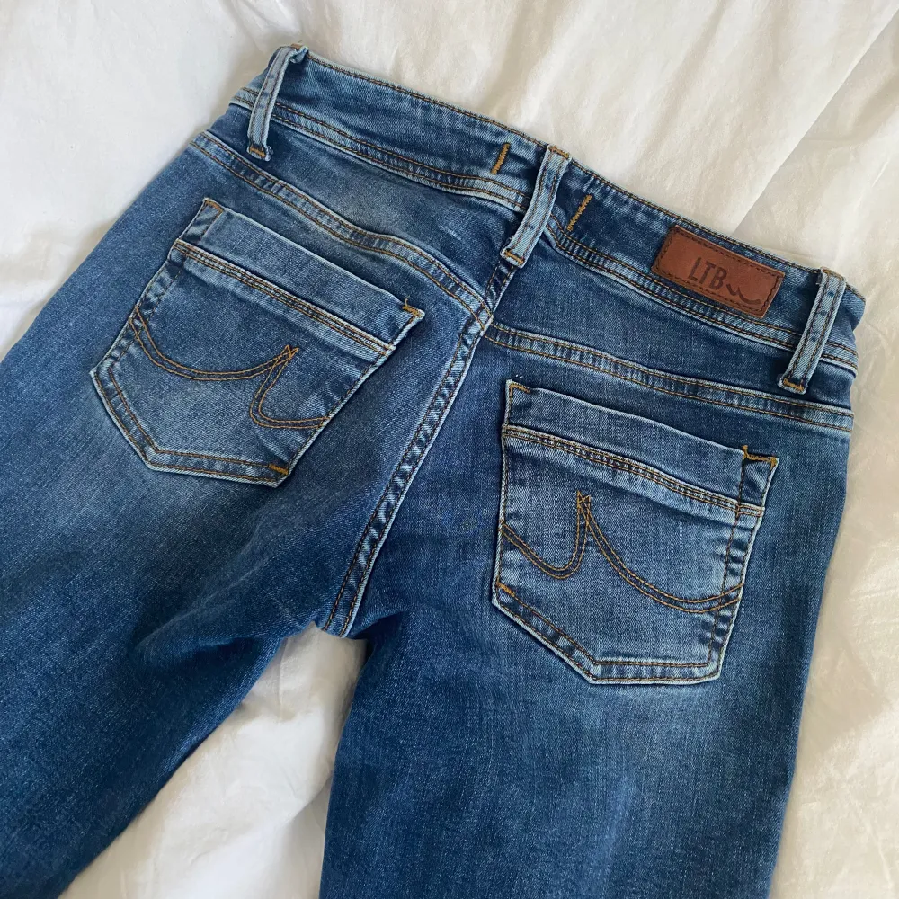 Blåa ltb jeans! köpta på vinted men va försmå, inga tecken på användning. I modellen Valerie, lappen är bortklippt men är 30 i längd och skulle gissa på ca 25 i midjemått💕skriv gärna privat för mer exakta mått och fler bilder!. Jeans & Byxor.