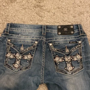 Miss me jeans - Säljer mina assnygga miss me jeans för att de tyvärr är förstora. De har inga defekter och har jättefina detaljer💕 midjemåttet rakt över är ca 39 cm och innerbenslängden är ca 76 cm💕 öppen för byten, hör av dig för frågor och/eller intresse💕