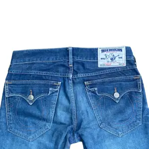 Snygga true religion jeans i storlek 31 🔥🔥dom har blivit lagade se bild 3 men är annars i bra skick. Skriv om du har några funderingar 
