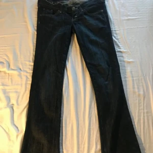 Lågmidjade jeans - Märket är F&F. Nästan aldrig använda, supersnygga men tyvärr för små! Broderi på bakfickorna!