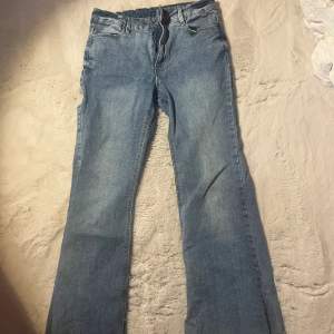 Ljusblå lågmidjade jeans i mycket bra skick! Säljer pga att de tyvärr är för korta för mig🩷