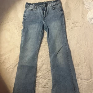 Low waist jeans  - Ljusblå lågmidjade jeans i mycket bra skick! Säljer pga att de tyvärr är för korta för mig🩷
