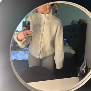 Zip tröja - Den är använd ett antal gånger men ör fortfarande i bra skick!  Väldigt fin och går att matcha till mycket!