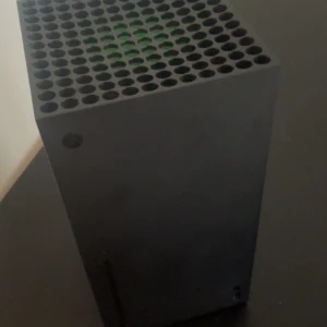 Xbox Series X 1TB - Knappt använd Köptes förra sommaren Lite dammig Funkar precis som den ska Kontroll och kablar ingår inclusive hdmi-kabel och strömkabel Laddbart batteri +150kr