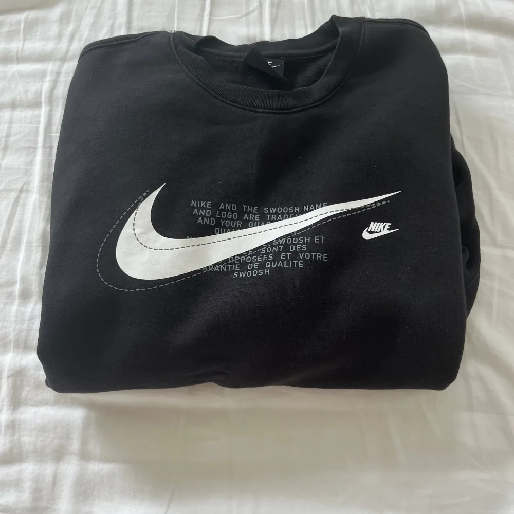 Nike tröja i fint skick helt utan skador och defekter. Den är i storlek L. Tröjor & Koftor.