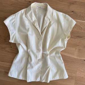 Ljusgul vintage blus - Fin ljusgul topp. Vintage. Ljusgul. Trasig vid axeln men inget som syns mycket, det är ej hål rakt igenom bara ena sömmen som gått upp lite. Passar xs-s