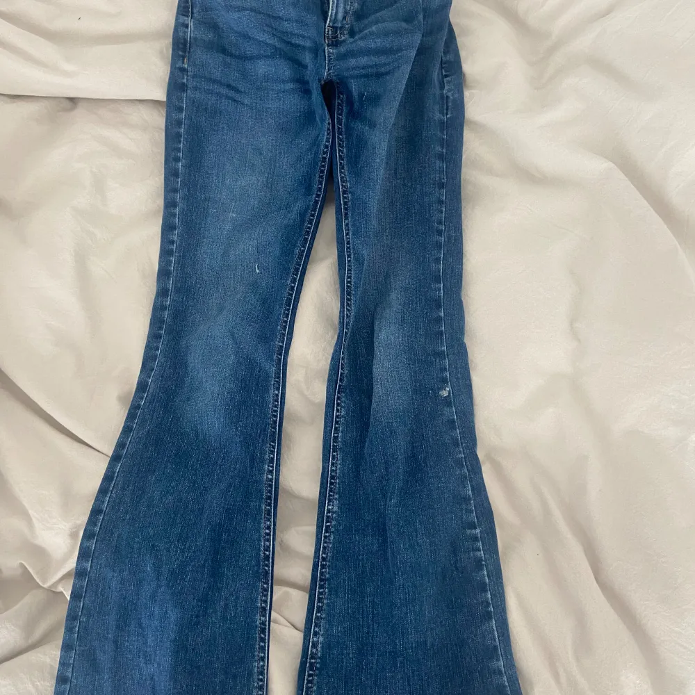 Säljer dessa fina jeans då de har blivit för korta . Jeans & Byxor.