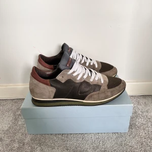 Philippe Model trainers - Hej! Säljer nu dessa riktigt snygga Philippe Model trainers som är perfekta till sommaren! | Denna modellen är riktigt populär och efterfrågad! | Storlek: 43 | Skick: 9.5/10 | Pris: 1799 | Endast skor tillkommer |