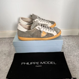 Philippe Model skor - Hej! Säljer nu dessa sjukt snygga Philippe Model skor som är perfekta inför sommaren! | Storlek 43 | Skick: 9.5/10 | Ny pris: 4000 kr, säljs för 1799 kr | Skor och dustbag tillkommer vid köp