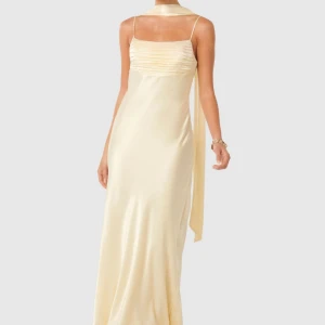 Balklänning  - En silkes balklänning i färgen ljusgul, från Zalando, märke: forewer new  Nypris: 1.9 k Slutsåld överallt Priset kan diskuteras!💕💕