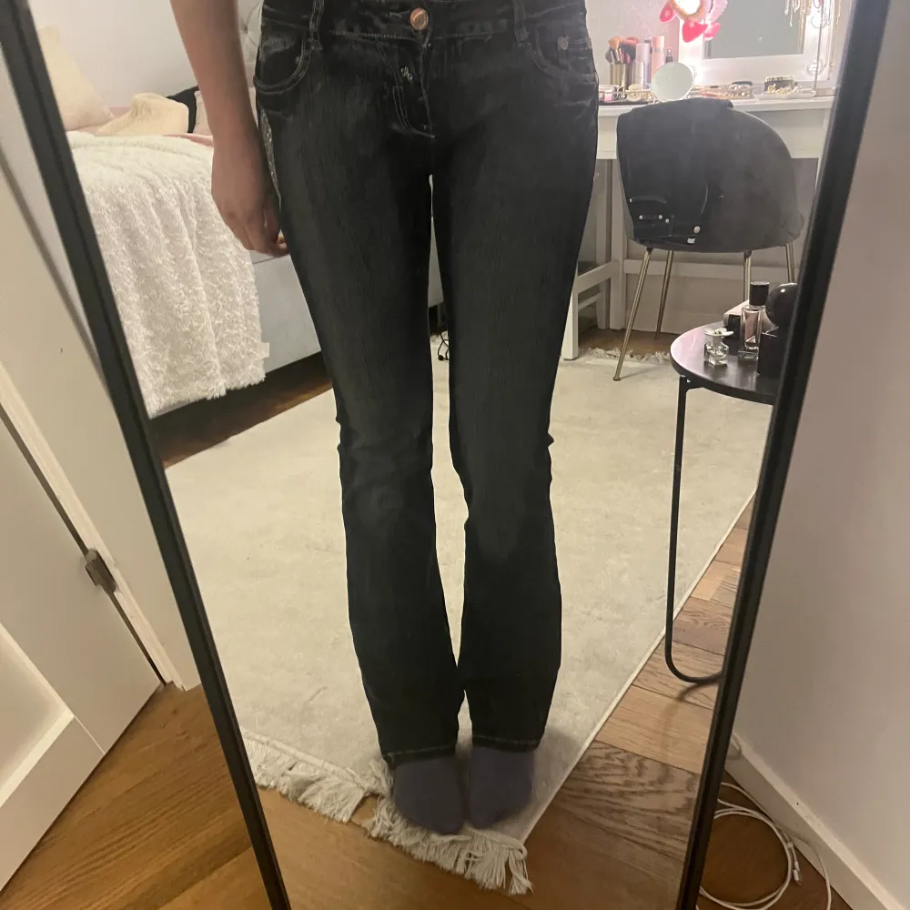 Ett par lågmidjade jeans i ganska stretchigt material. Det är väldigt coola tryck på dem och dem är i gott skick. Jag har knappt använt dem. . Jeans & Byxor.