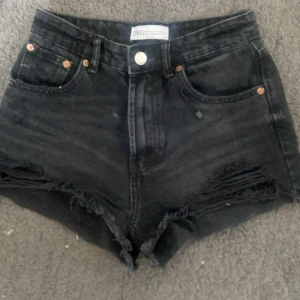 Zara shorts - Zara shorts som aldrig är använda för jag råka köpa för liten storlek. Storlek 32 och jätte fint skick❤️