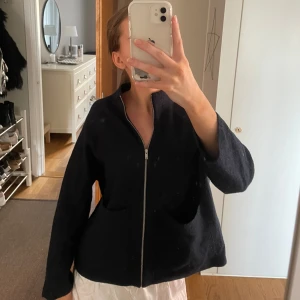 Supersöt kofta❤️‍🔥❤️‍🔥🥹🥹 - Jättefin kofta från COS som jag köpt på sellpy, men aldrig fått användning av❤️