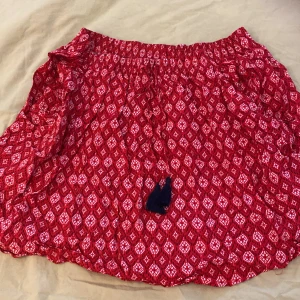 Kjol  - Röd och vit kjol, perfekt till sommaren. Stl L