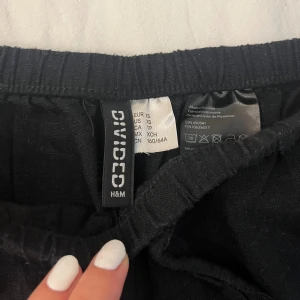 Lågmidjade linnebyxor  - Svart linnebyxor från HM som aldrig är använda pga för små