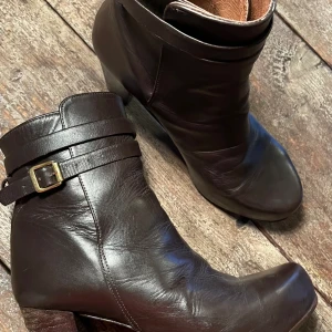 Whyred boots brunt skinn - ACNE boots i beige mocka, strl 38. Oanvända, köpta för att de är så snygga, men nu behöver jag frigöra plats hemma. Aldrig använda, provex från butik så några märken. Finns på söder men jag kan ev mötas upp även i city. 