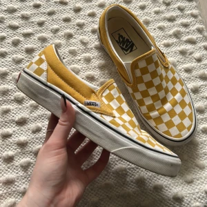 Vans  - Super snygga låga vans i senapsgul färg. Knappt  använda så de är som nya! Sååååå bekväma🧡
