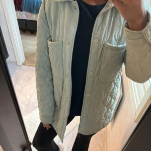 Ljusgrön grön vårjacka  - Jätte gullig vårjacka perfekt nu till våren. Inga tecken på användning förutom sista bilden.  Skriv om du har frågor!!💞