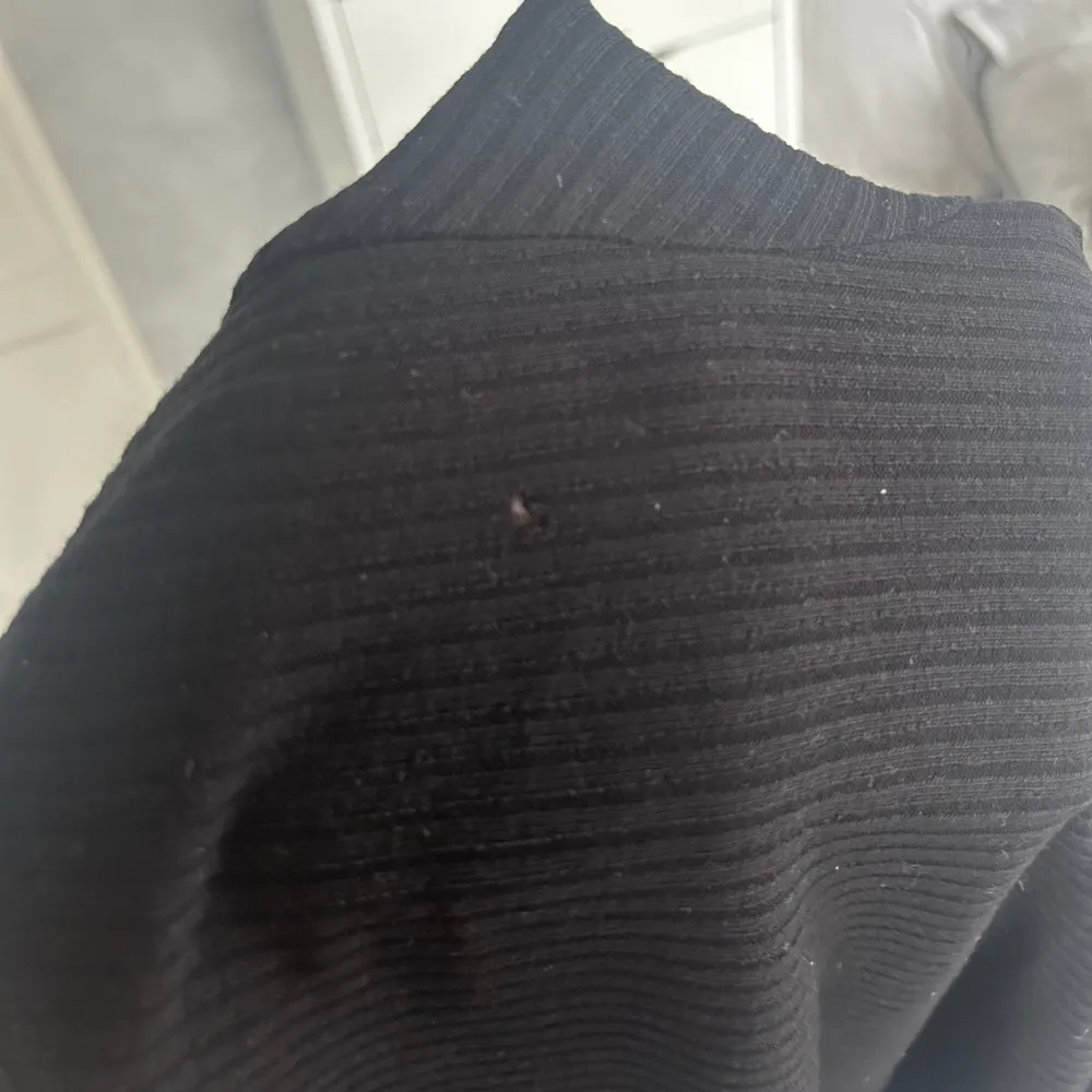 En svart ribbad tröja från Lindex🩷 köpte den för flera år sedan och den har bara inte kommit till användning💗den har ett jätte litet hål på ryggen men det synt knappt💕väldigt stretchig så passar nog alla💖. Toppar.