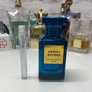 Neroli Riviera - Säljer samples av denna fina sommardoften som är inspirerad av Tom Ford Neroli Portofino, Neroli Riviera! Priser: 1 ml: 15 kr 2 ml: 25 kr 5 ml: 55 kr 