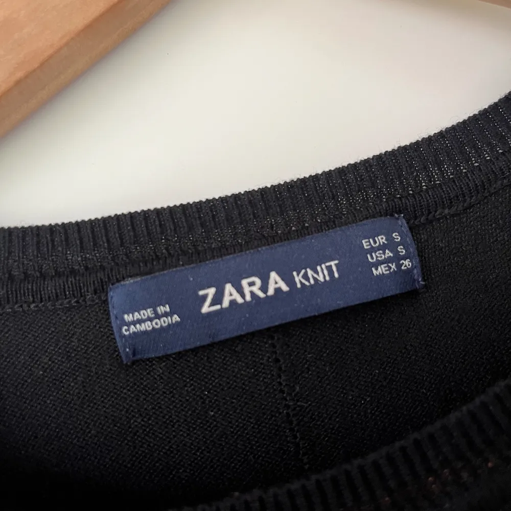 Tunn stickad svart tröja från Zara i storlek 36. Fint skick, inga noppor, hål eller fläckar. Djur och rökfritt hem.. Tröjor & Koftor.