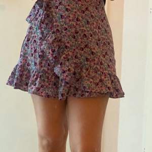 En kort kjol inför sommaren aldrig använt, storlek xs.